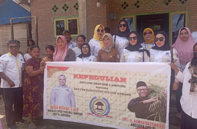 Anggota DPD RI Ahmad Bastian Bersama Pengurus LPM Lampung Begerak Bantu Korban Terdampak Banjir Tulangbawang 