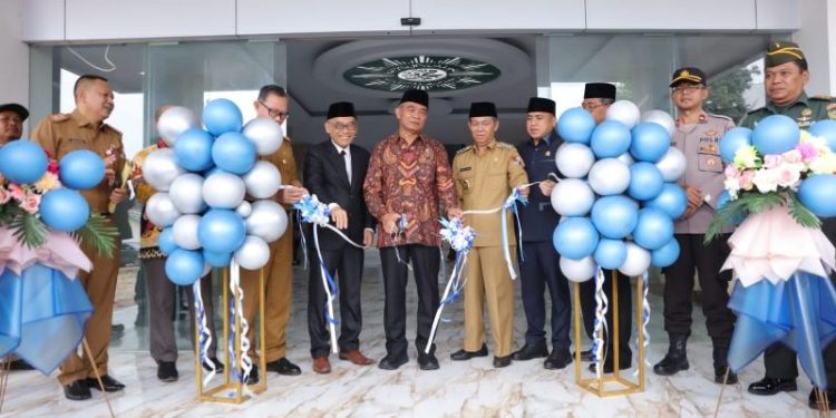 Sekdaprov Fahrizal Dampingi Menko PMK RI Muhadjir Effendy Resmikan Gedung Rektorat Universitas Muhammadiyah Kotabumi