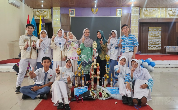 MAN 1 Bandar Lampung Raih Juara Umum LCT Geografi Festival 5.0 di Universitas Lampung