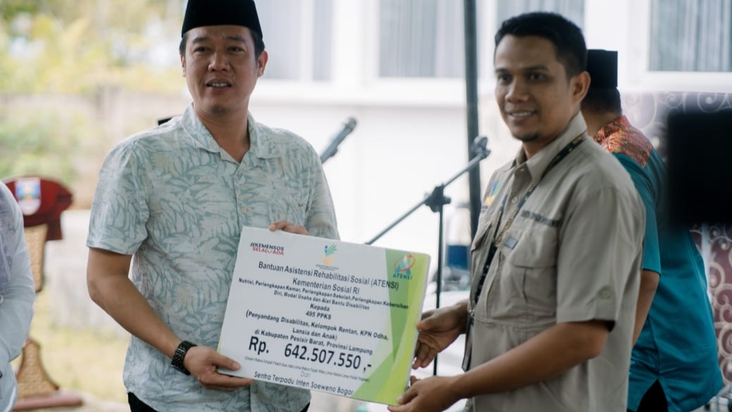 Bupati Dedi Irawan Serahkan Bantuan ATENSI Kemensos untuk 120 Warga Pesibar