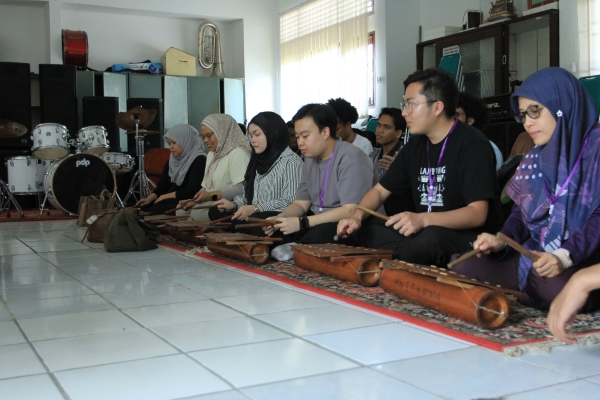 FKIP Unila Gelar Workshop Tari dan Musik Tradisional, Promosikan Budaya Lampung kepada Mahasiswa Asing