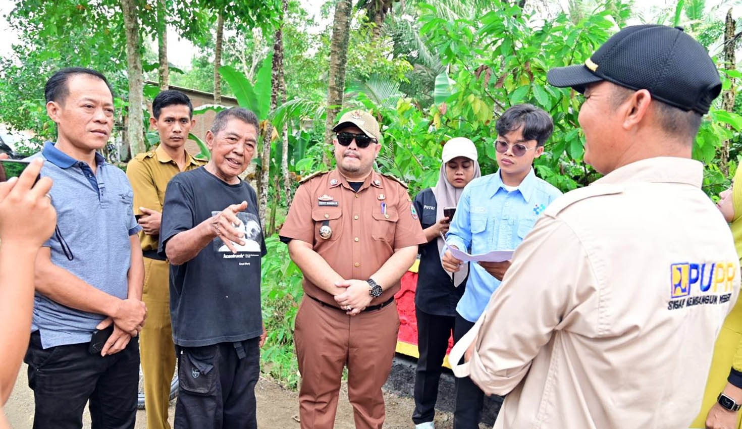Bukan Protes, Tapi Peduli! Aksi Warga Merbau Mataram Cat Jembatan Rusak Direspons Positif, Camat: Perbaikan Sudah Masuk Agenda Tahun Ini!