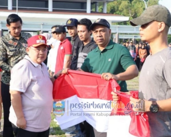 Jelang HUT RI ke-80, Wakil Bupati Pesisir Barat Bagikan Bendera Merah Putih kepada ASN