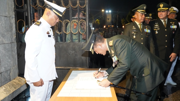 Peringati HUT ke-80 RI, Danrem 043/Gatam Pimpin Apel Kehormatan di TMP Kedaton