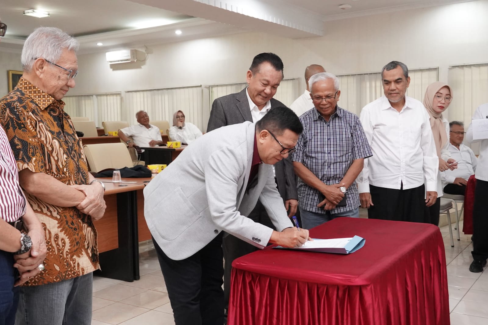 Alumni FEB Unila Dikukuhkan, Edarwan: Bukan Sekadar Formalitas, tapi Titik Nyala Semangat!