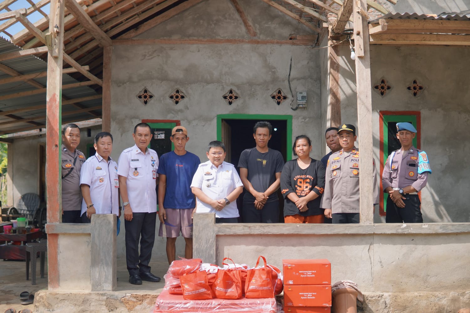 Wakil Bupati Pesisir Barat Serahkan Bantuan untuk Korban Angin Puting Beliung