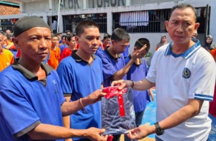 Rutan Krui Bagikan Seragam Baru kepada WBP