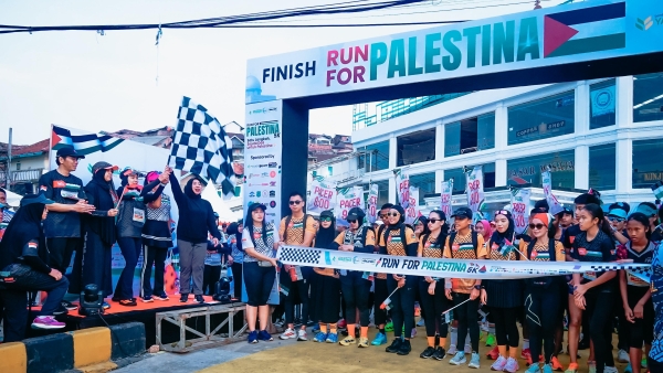 Ketua PKK Lampung Lepas Lari Amal For Palestina di Tanjung Karang