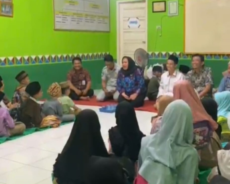 Komitmen Keagamaan, Samsat Tanggamus Salurkan Buku Iqro dan Al-Qur’an