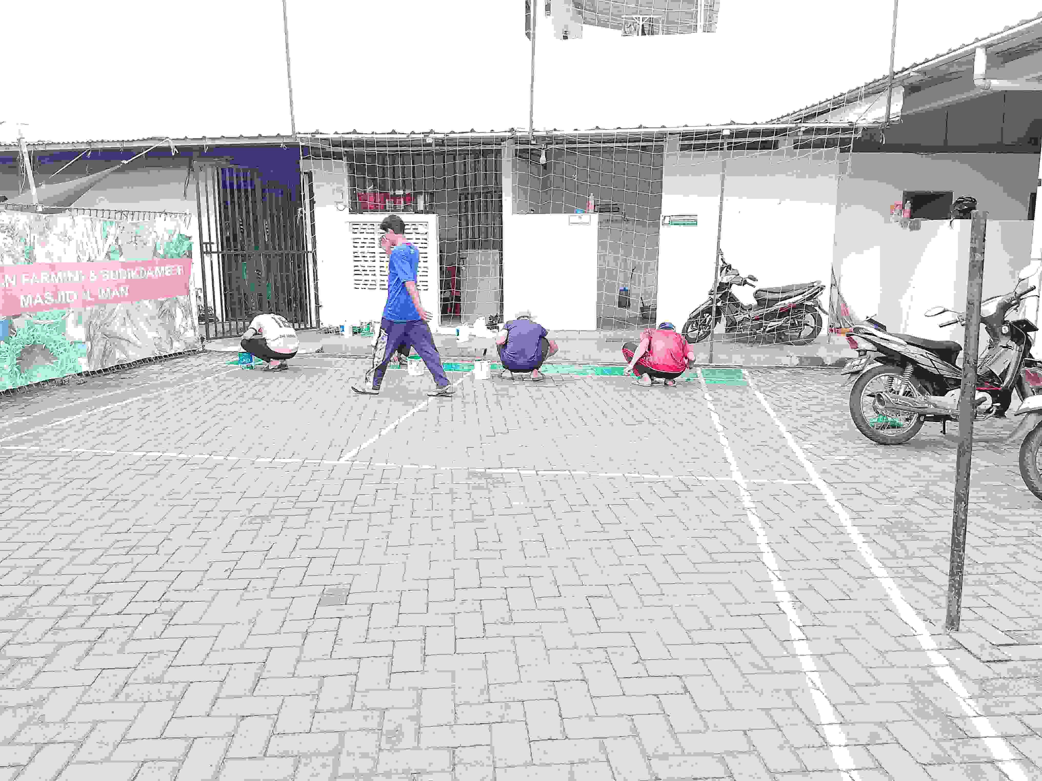 Bukti Cinta Masjid, Jamaah Al Iman Tetap Bertahan Lanjutkan Bersih Lingkungan Saat Hujan